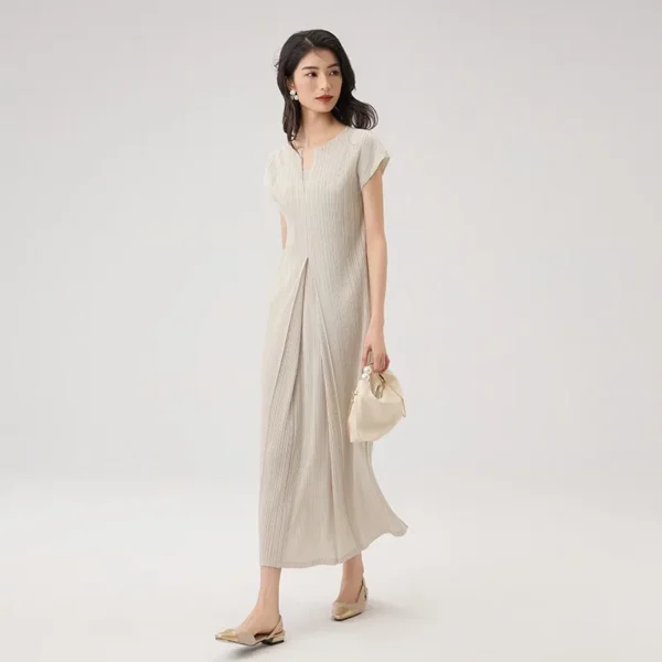2025 Summer New Women's Slimming V-neck Dress, High-end Short Sleeved Waist Cinching Elegant Temperament Commuting Long Skirt